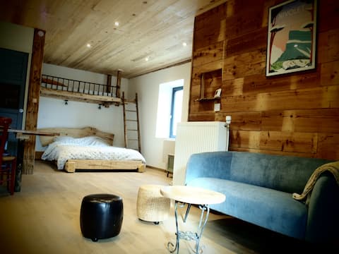 Top performing Airbnb: Hipped Roof in Les Déserts
