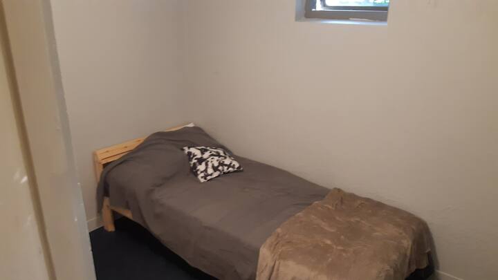 90 سريرًا في غرفة منفصلة