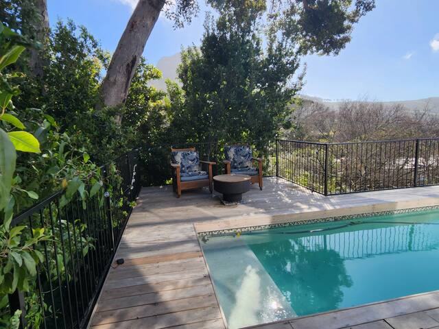 Stunning 5-bed Villa in leafy Higgovale plus Car gallery image 4