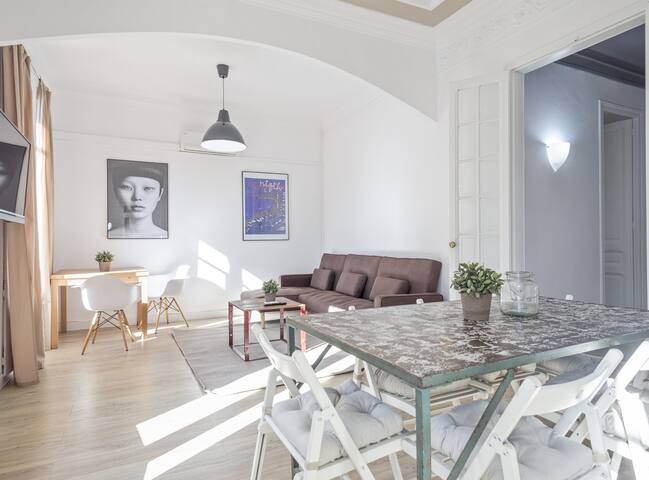 Impressive Modernist Apt. 6 pax in Eixample gallery image 2
