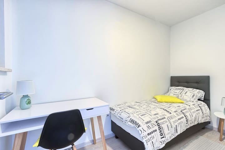 Djecja soba krevet(80×200),radni prostor za prijenosno racunalo