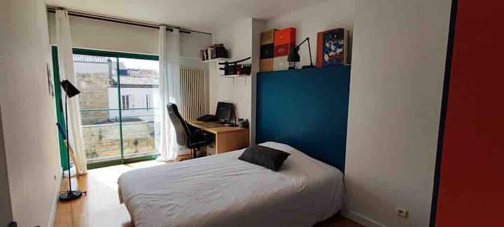 Habitación en segunda planta con espacio de trabajo