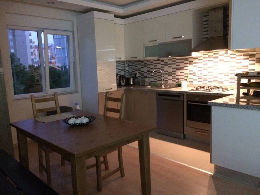8 kişilik yemek masası aynı zamanda çalışmak içinde fazlasıyla büyük. Tüm mutfak gereçlerini kullanabilirsiniz.