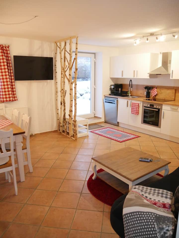 Herzlich Willkommen In Moni's Landchalet!

Unsere 3-zimmer Ferienwohnung Befindet Sich Mitten Im ❤️ Des Pfaffenwinkels.

Liebevoll Eingerichtete Und Voll Ausgestattete Räumlichkeiten Laden Zum Gemütlichen Verweilen Ein. - Seeshaupt