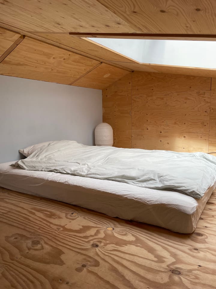 Queensize bed in de loft