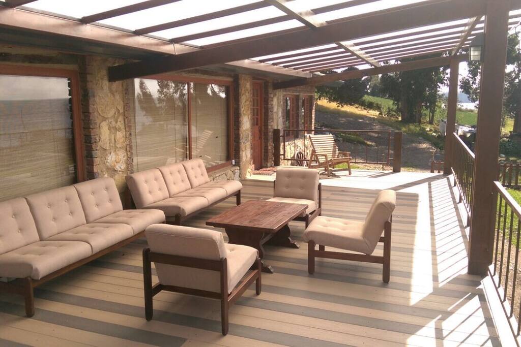 Amplia terraza con muebles cómodos para disfrutar el paisaje.