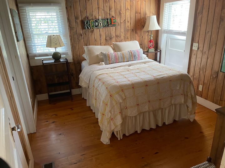 Acogedor dormitorio con baño privado, colchón nuevo de tamaño completo y Smart TV.