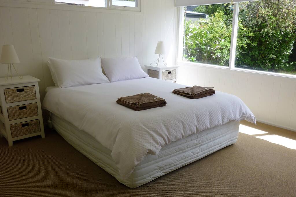 Main bedroom, queen size bed