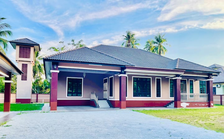 Airis Homestay | Kota Bharu 4 Rooms 5 BathRm Porch