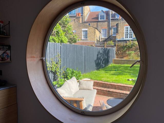 Architect designed, modern Central London home gallery image 4