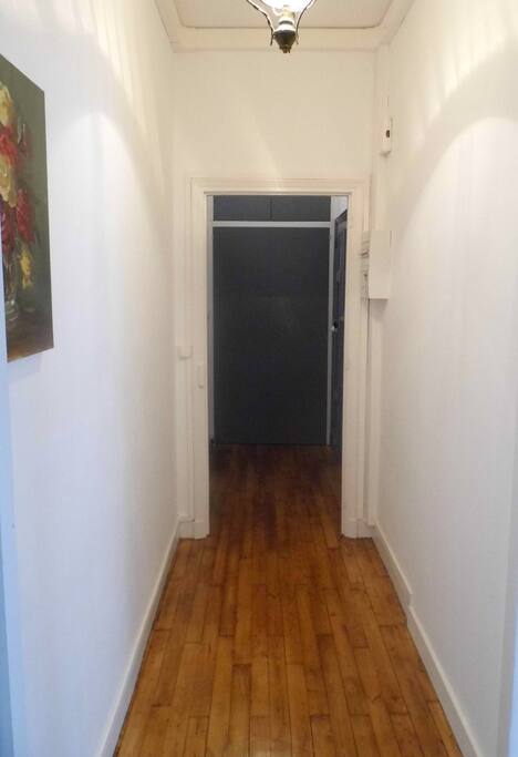 Couloir accès salon, salle à manger et cuisine.