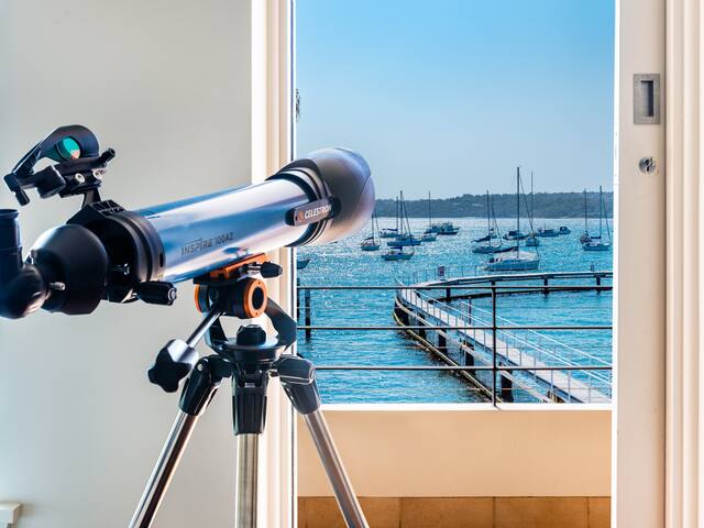 Magnificent Waterfront living with view gallery image 4