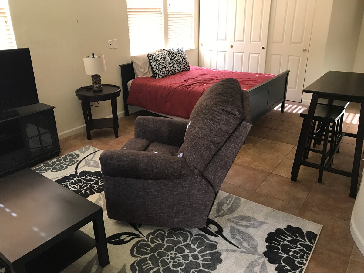 Top performing Airbnb: Private Downtown Apartment-Walk to Everything in Southside Park
