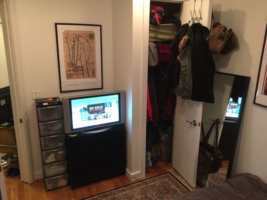 bedroom with TV and xbox 360