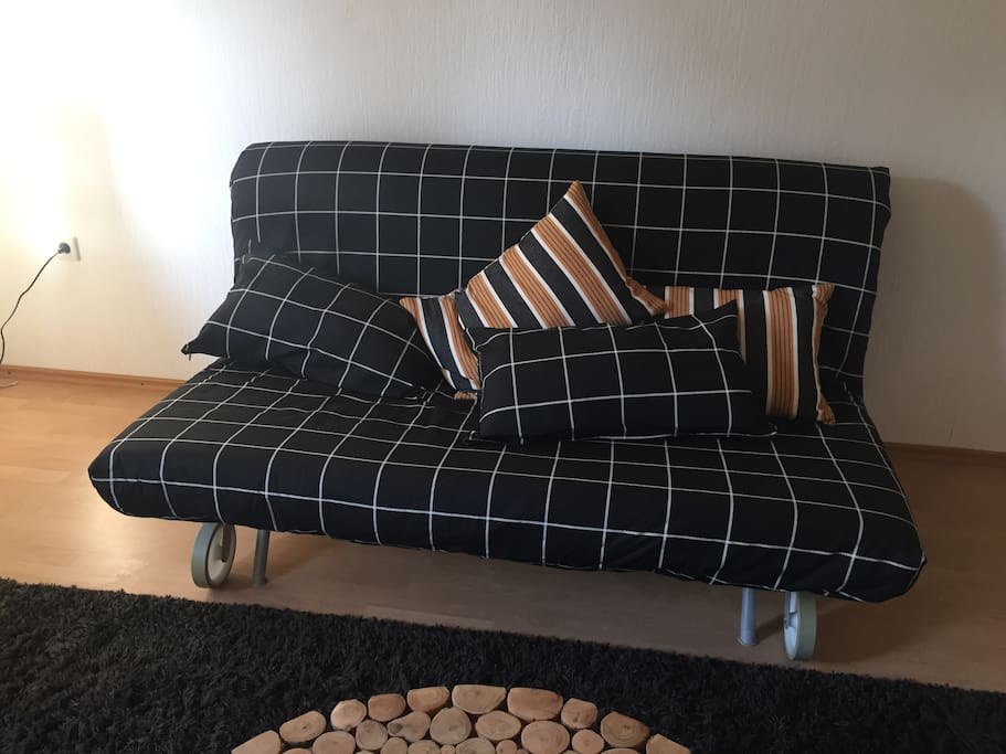 Wohnzimmer mit Ausziehcouch / Living room with sofa bed