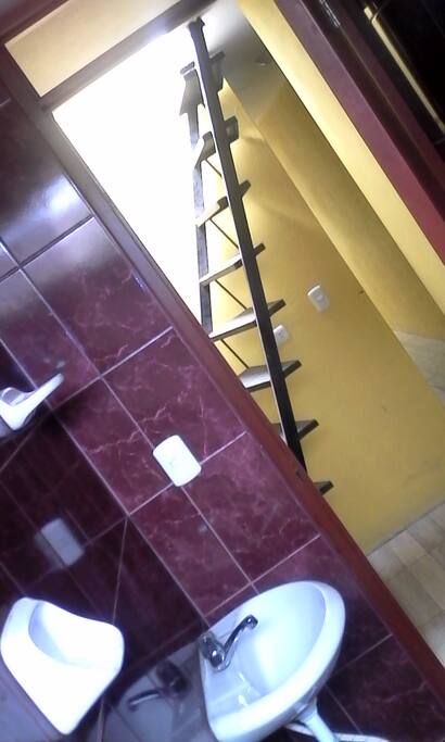 Baño y escalera a la azotea