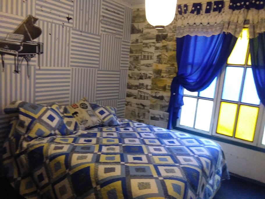 Dormitorio con luz natural y muy acogedor