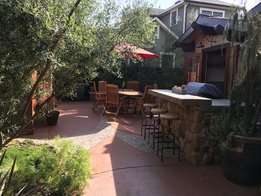 Outdoor grill, patio table and ample seating to enjoy the California sunshine!