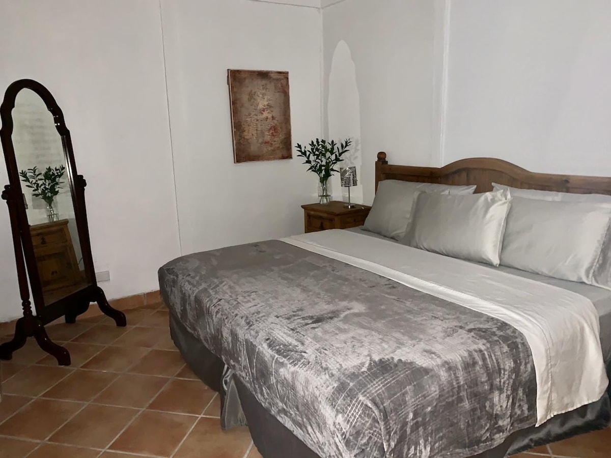 SPÁLŇA č.2. Manželská POSTEĽ a šatník.
Kúpeľňa č.2, kúpeľňa s toaletou, je na druhej strane chodby.