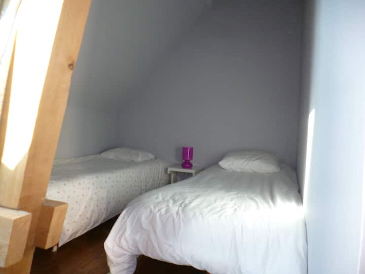 le coin montagne,
fermé par une porte, séparé de la chambre