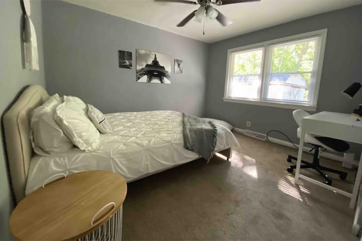 سرير كبير مع أدراج وخزانة للتخزين. مساحة عمل مخصصة مع غرفة النوم.