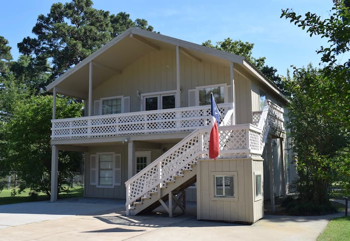 2 Story Lakehouse with Waterviews