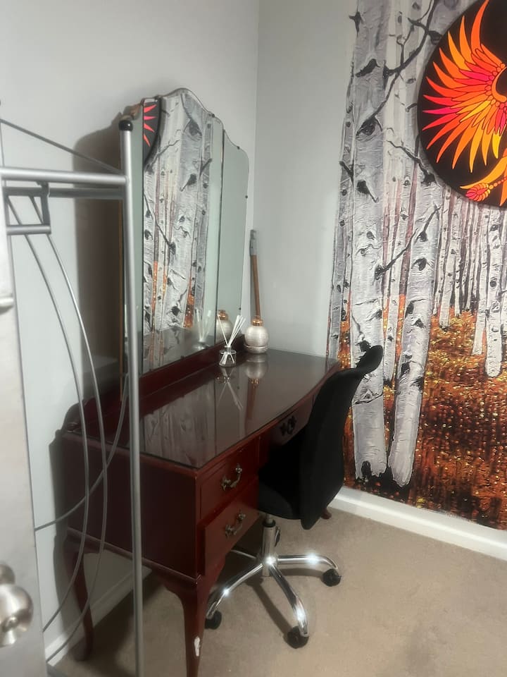 חדר קווין סייז - מראה/ שולחן כתיבה