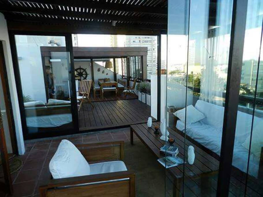 Planta alta: Estar con 2 parrilleros exclusivos y deck con yacuzzi