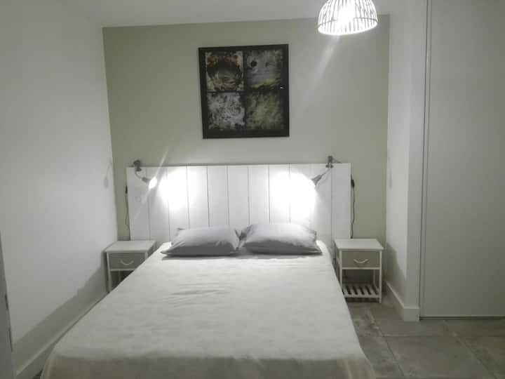 ห้องนอนชั้นล่าง (เข้าถึงได้ด้วยการลดการเคลื่อนไหว) 