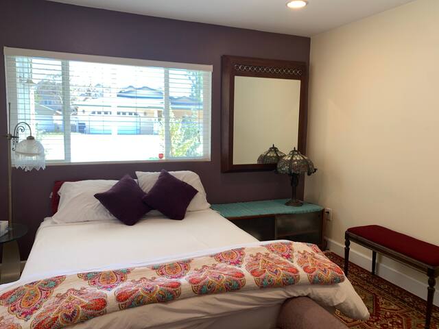 Private Room By a beautiful Park, close to airport