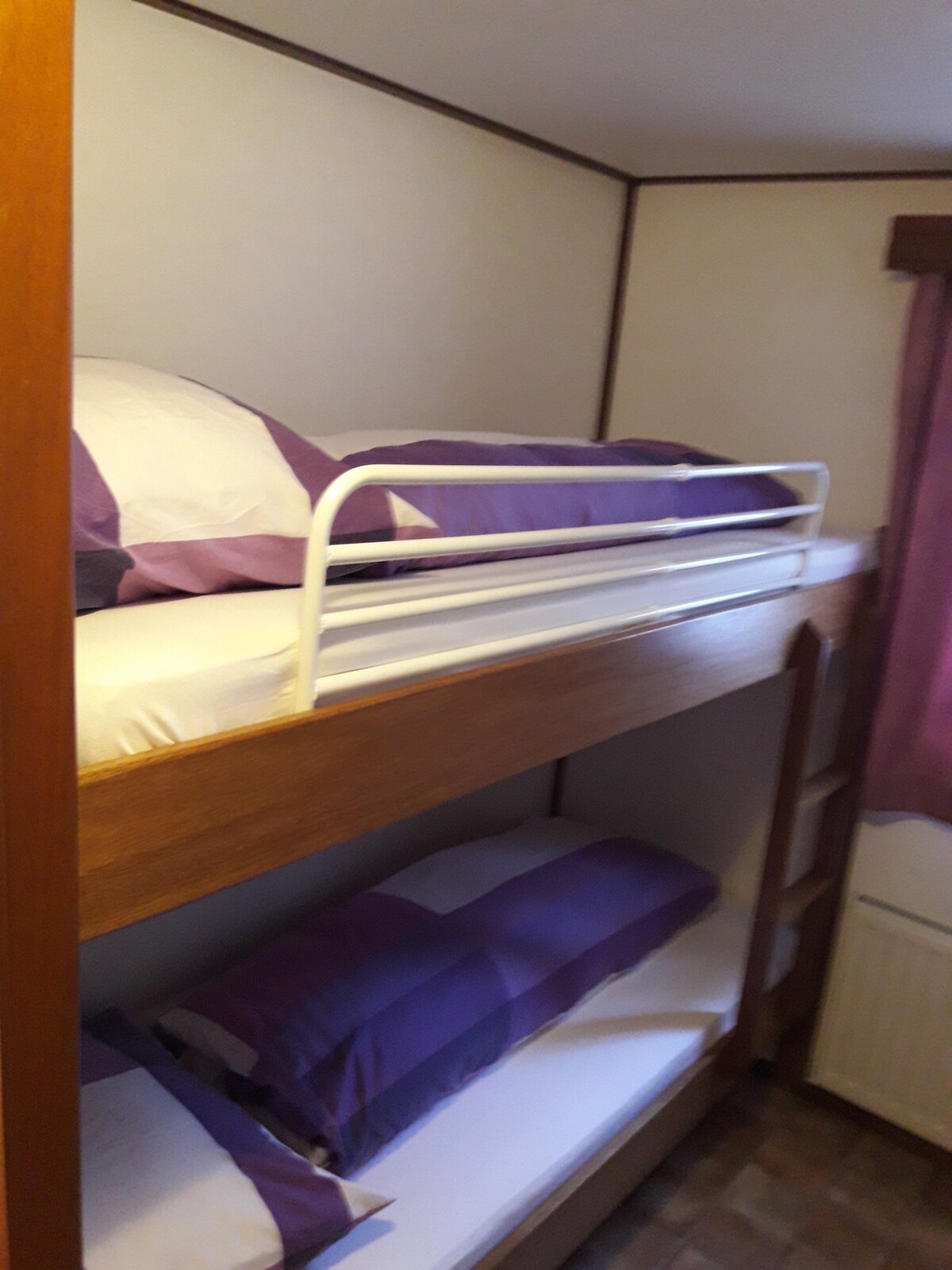 带落地架的双层床。