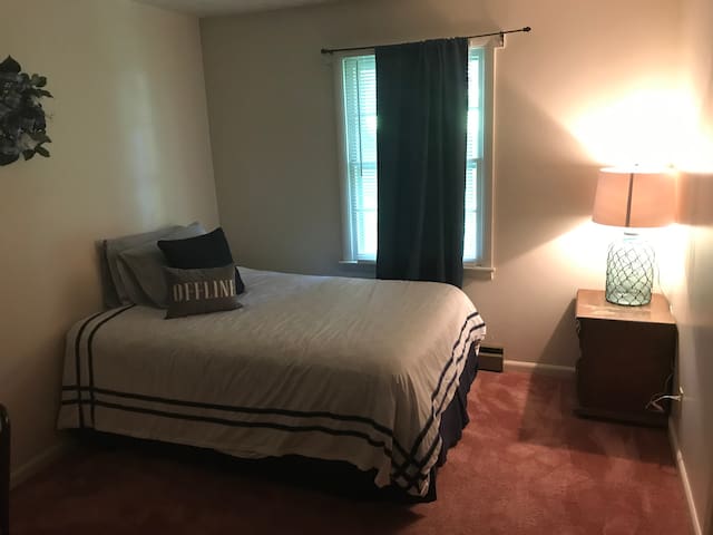 Cozy, quiet room mins from downtown Shelby.