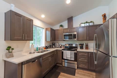 Modern and Stylish, KING bed, Wifi, FREE Parking!