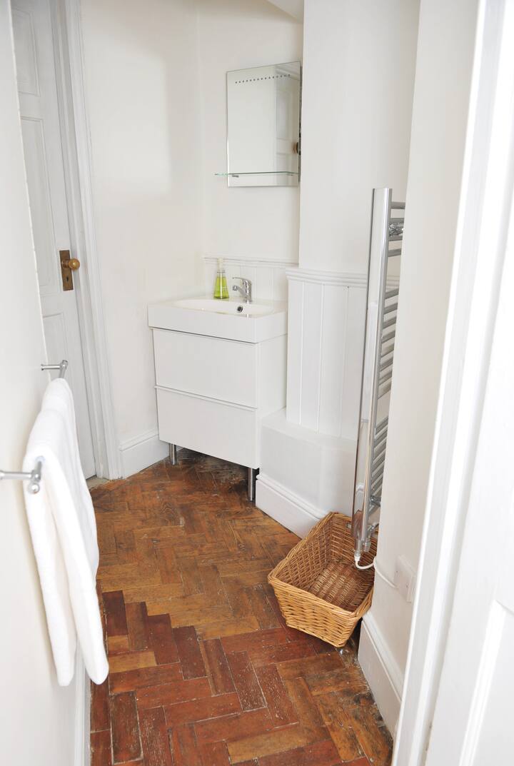 Self contained Studio near Bath, private parking Flats for Rent in