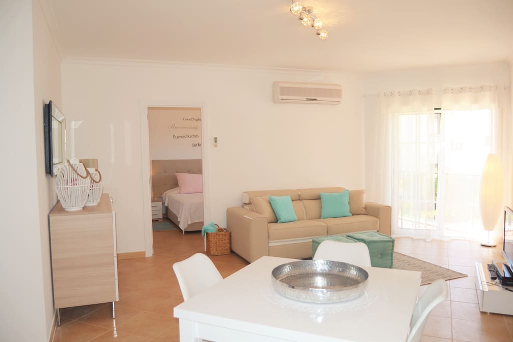 Lovely pristine apartment, newly redecorated and furnished