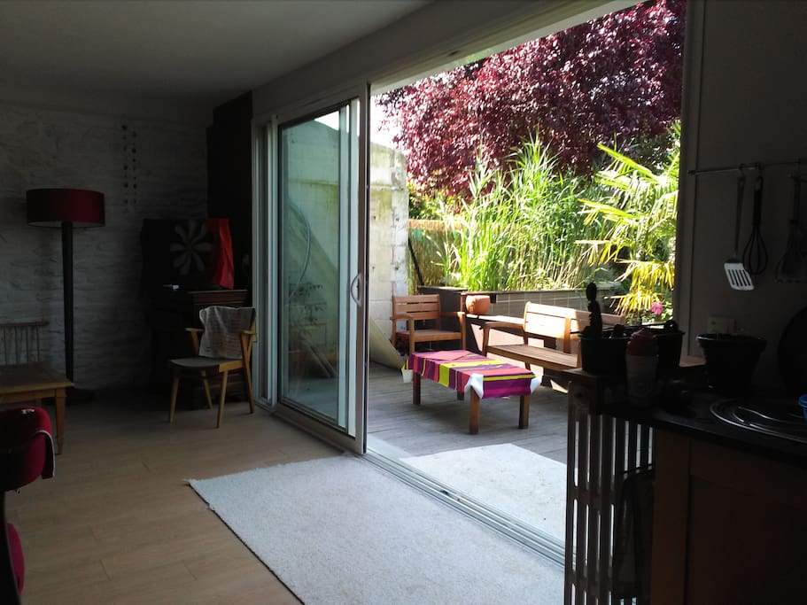 le salon de jardin derrière la baie vitree
