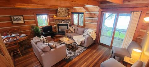 Canadian Classic Waterfront Cottage