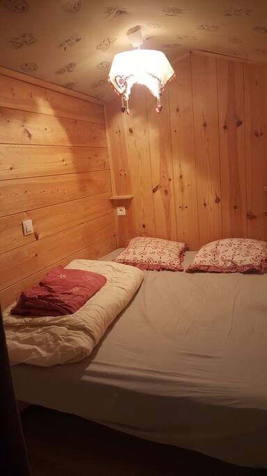coin nuit avec un lit double. 3 étagères de rangements + des cintres.