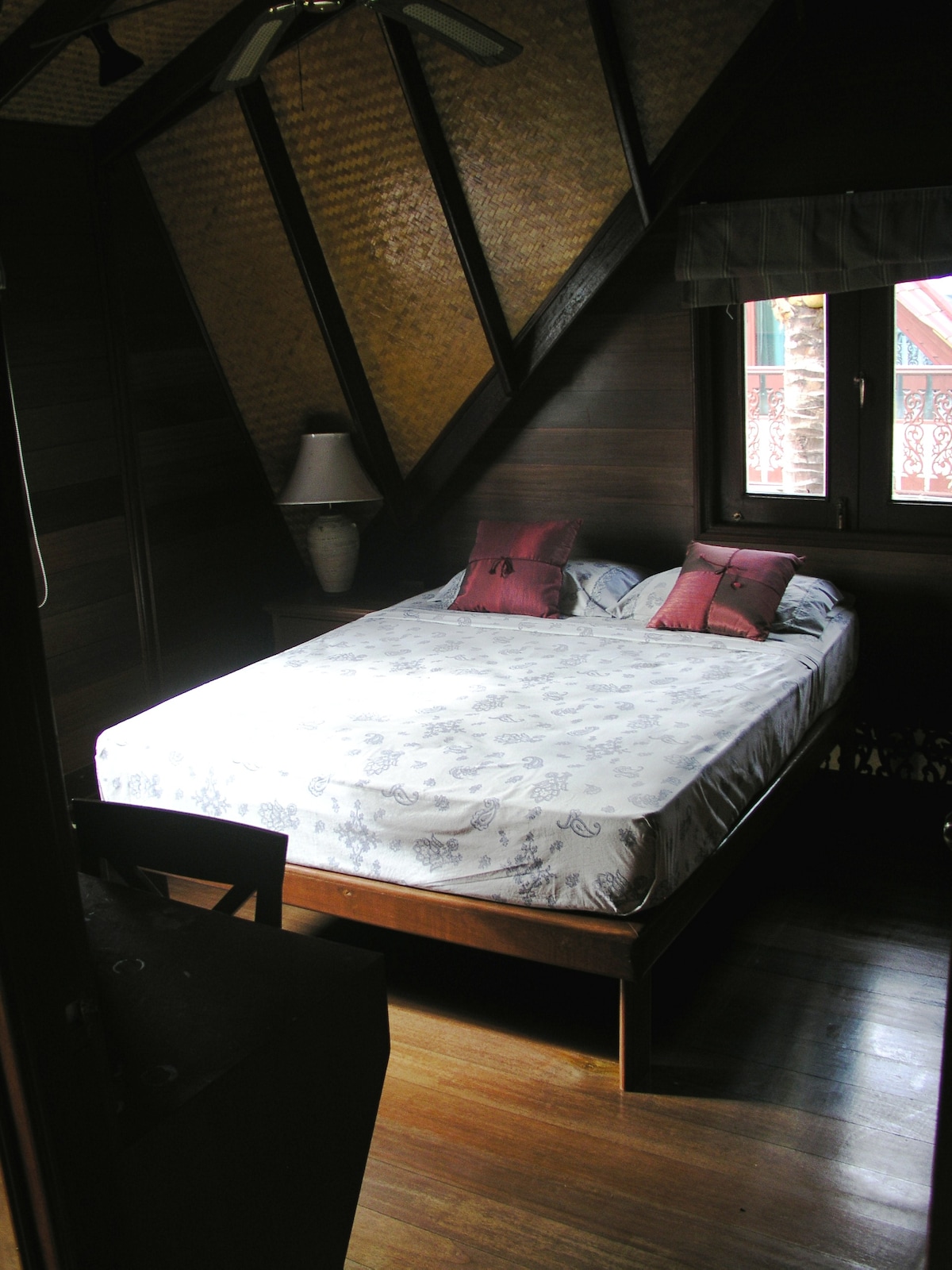 Трета спална соба, кревет со целосна големина, плакар и биро.