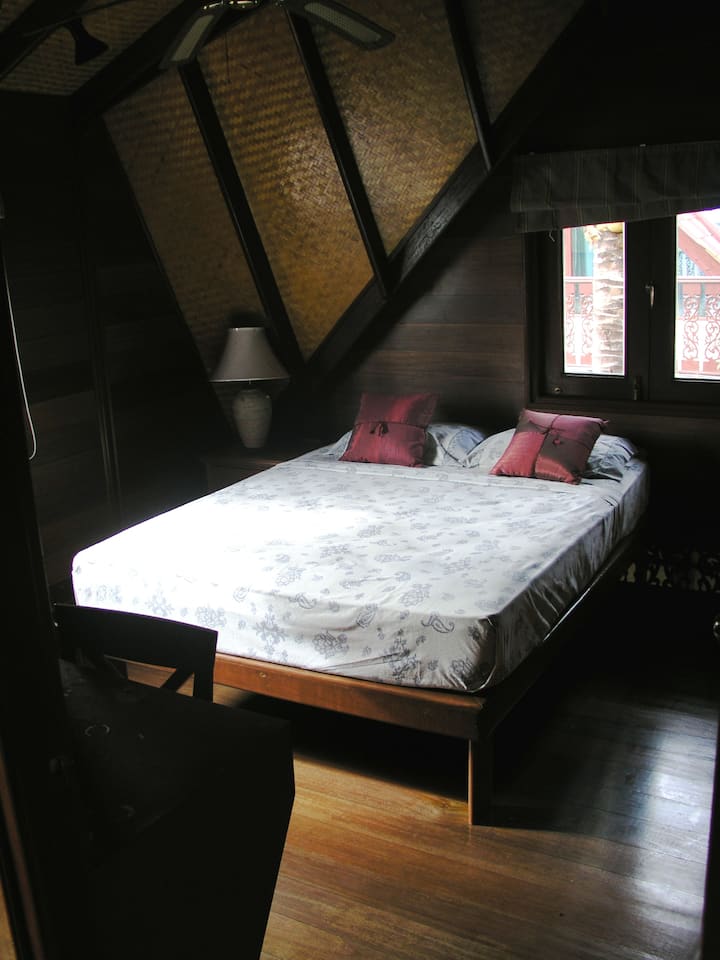 ห้องนอนที่ 3 เตียงขนาดใหญ่ตู้เสื้อผ้าและโต๊ะทำงาน