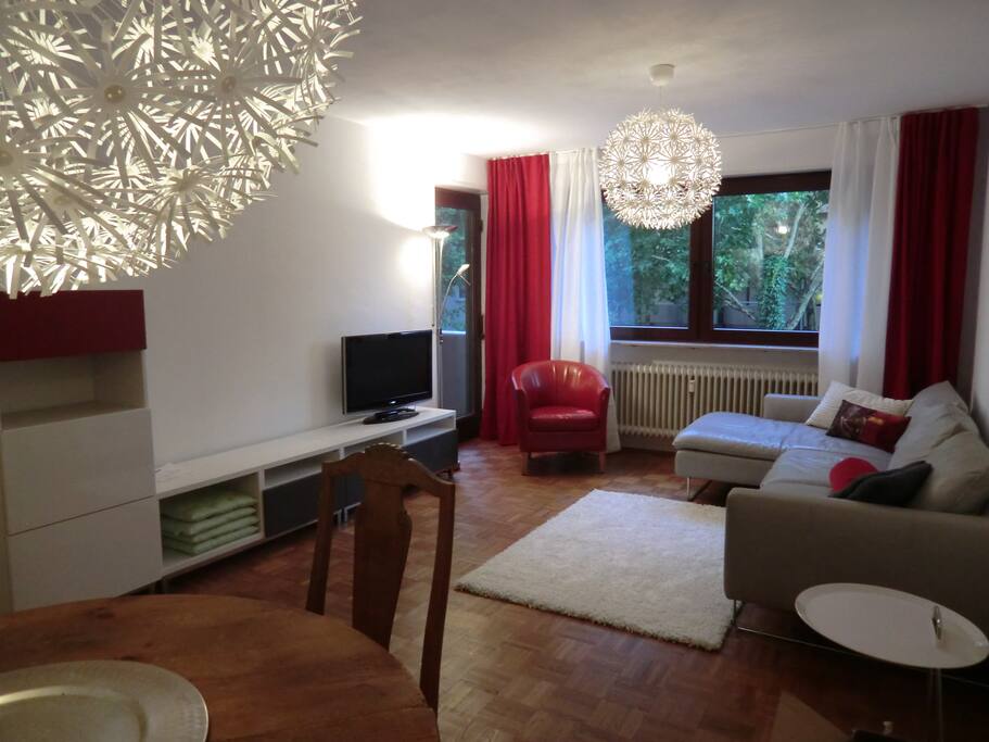 Wohn- Esszimmer mit Zugang zur Loggia