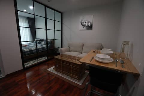 Private comfy room near MRT, wifi/Netflix/pool/gym