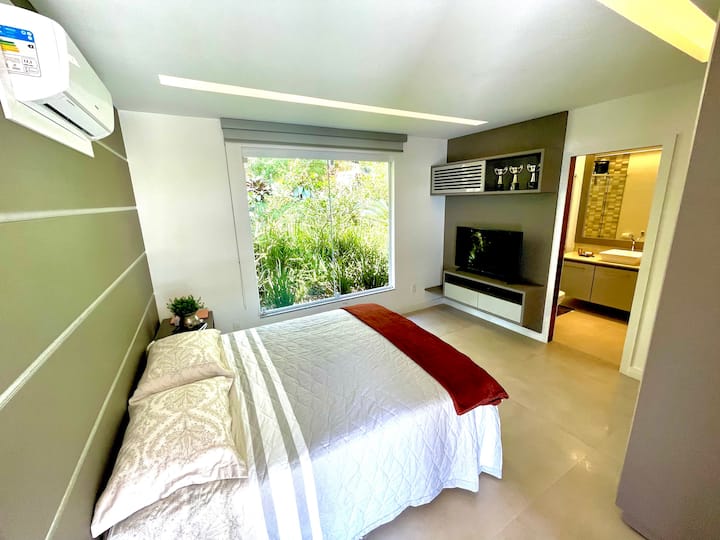 غرفة نوم
بسرير بحجم كوين ، مع مساحة تصل إلى مرتبتين إضافيتين ، مع خزانة مدمجة ، ومكيف هواء ، وستارة معتِّمة ، وتلفزيون ذكي ، وإطلالة جميلة على الحديقة. هادئة جدًا. يمكن أن تستوعب هذه الغرفة مرتبتين منفصلتان. 