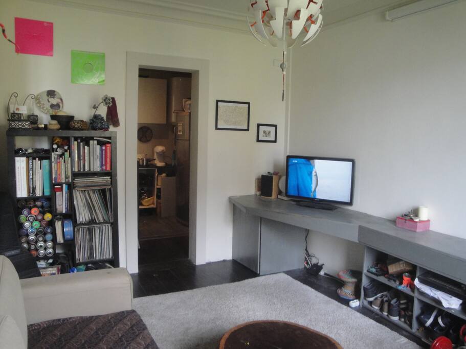 Salon, TV, donnant sur la cuisine.