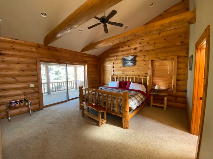 ห้องนอนใหญ่พร้อมเตียงคิงไซส์และดาดฟ้าชั้นสองพร้อมเฟอร์นิเจอร์เลานจ์สำหรับการพักผ่อนหรือการสนทนาที่ใกล้ชิด