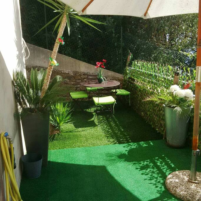 terrasse fleurie calme et très ensoleillée