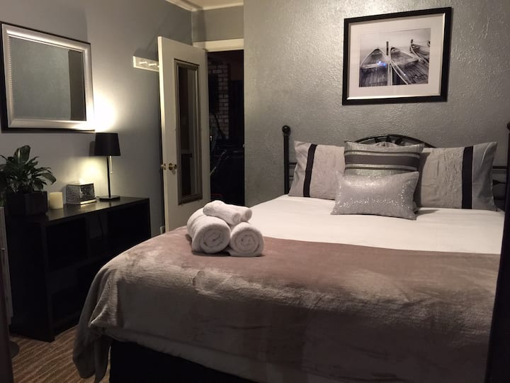 El elegante dormitorio Riverview.  Puedes tumbarte en la cama y ver pasar el río.