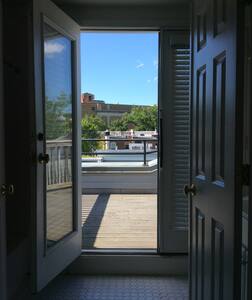Sun-drenched Penthouse private suite w Roofdeck