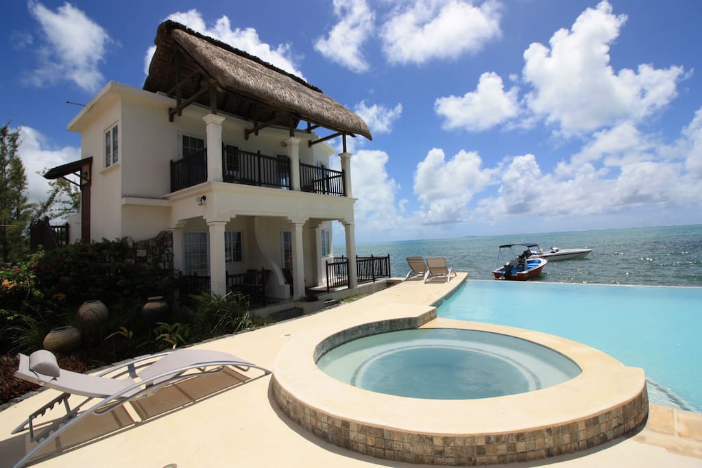 Jacuzzi, piscine et votre chambre sur la gauche au rez-de-chaussée