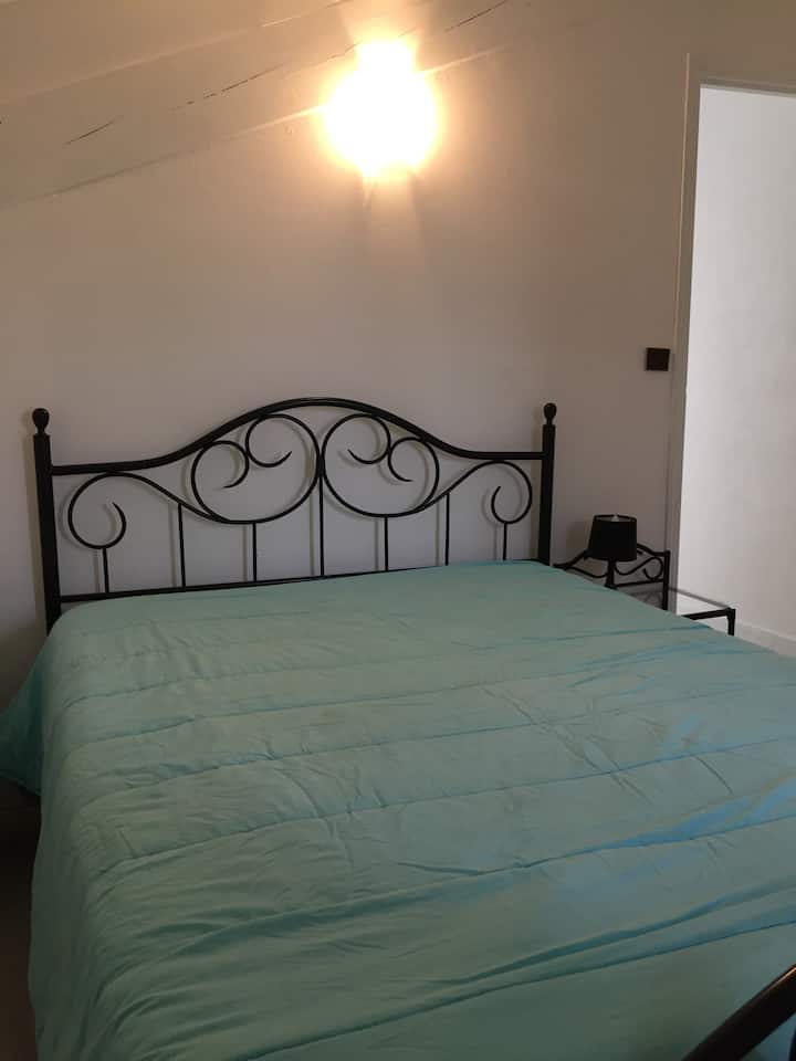 Habitación azul con cama 190X140